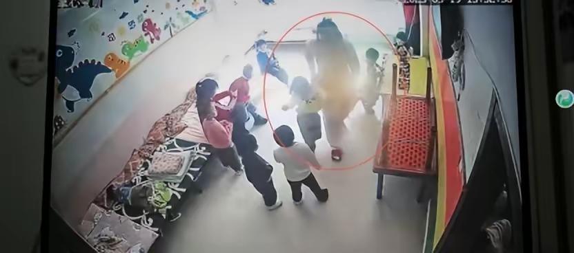 可悲，监控底下虐童，可以查看监控的家长们，居然没人发现？辽宁幼儿园虐童事件令人