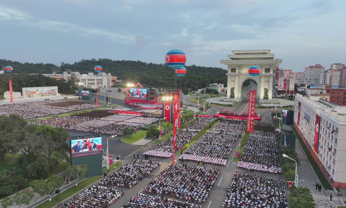 金正恩元帅出席隆重庆祝民族解放80周年活动。与俄罗斯国家杜马主席沃洛金等人见面。