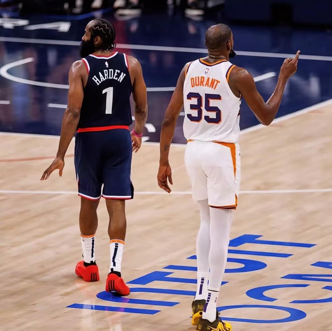 哈登在快船的苦，只有太阳时期的杜兰特知道！哈登一分钟都不能下场，下场3分钟，一