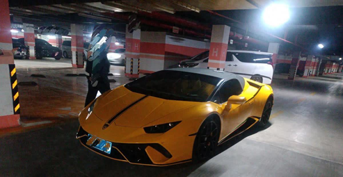 300万的兰博基尼超跑不被爱惜，才4万公里就显得破破烂烂，但依然能卖100多万！