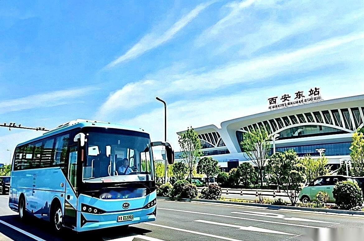 以前从长安区去西安东站赶高铁，拎着几十斤的行李箱连滚带爬倒三趟车、在换乘通道里挤