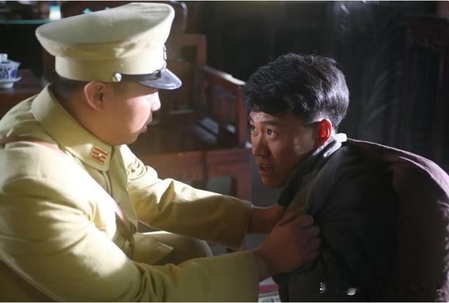 一个汉奸小队长，正拿蘸了凉水的皮鞭，抽一个地下党。抽到一半，他手停在半空，因为他