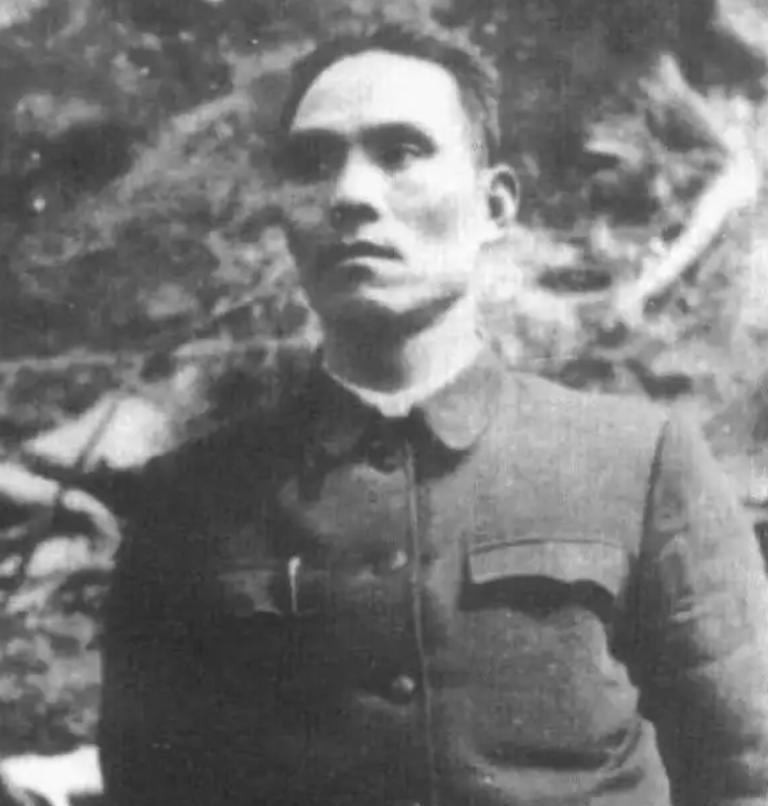 1987年韦杰病逝，妻子主动将他名下豪车交还成都军区，军区很为难的回答道：这个档