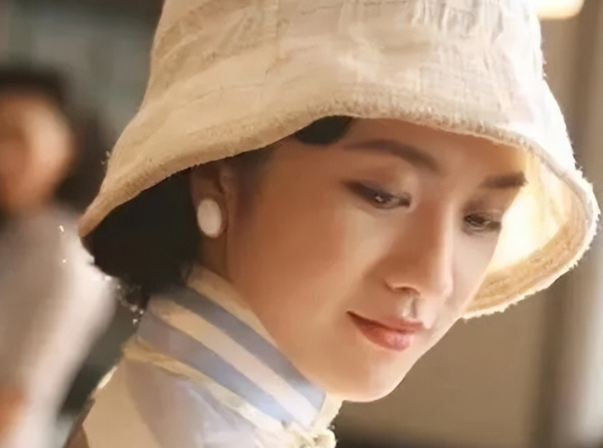1951年，国民党女特务王化琴，被解放军战士押上刑场准备枪毙。就在这时，一个男人