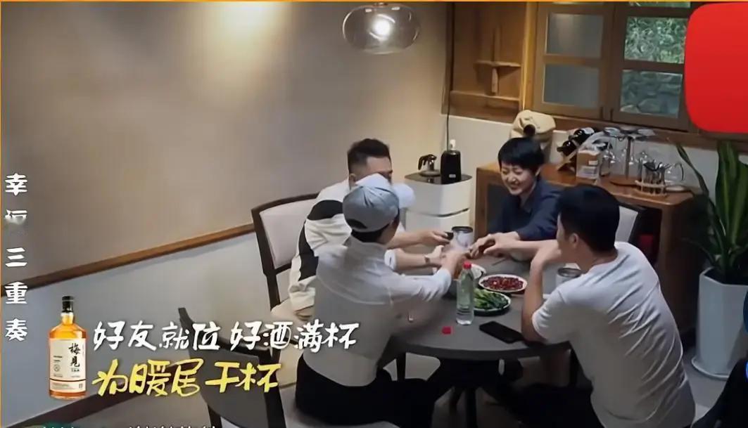 于谦搬家，没搞红毯，没请媒体。吴京拎条云南火腿，孙越揣把9块9锅铲，仨人蹲