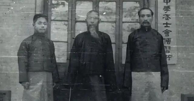 1895年，袁世凯的卫队武道教官的伊藤太郎向李书文发起挑战，结果不但自己输了，还