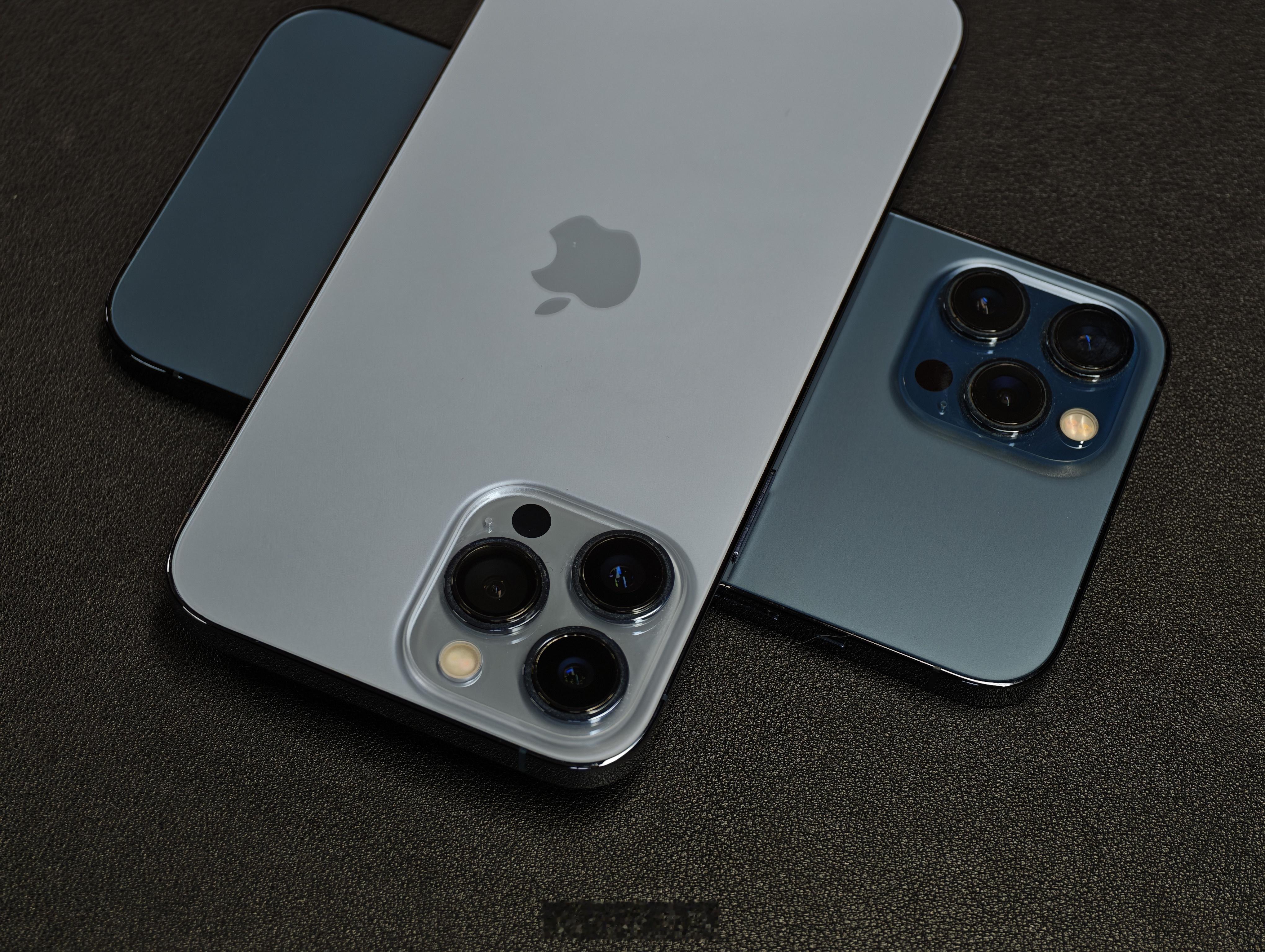 在12PM的海洋蓝面前，13PM的远峰蓝都变清淡了好多现在来看12PM这个蓝色的