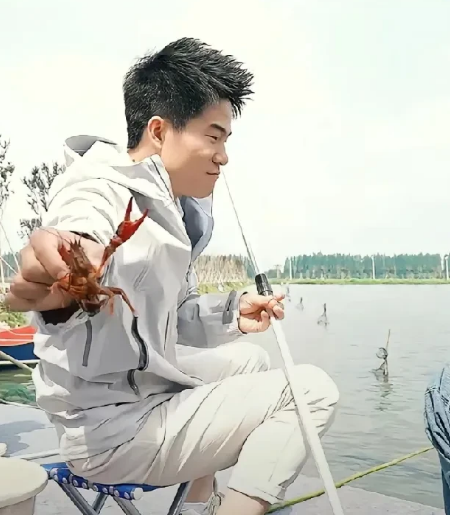 有人拿董宇辉虾过敏说事，借机黑他。董宇辉说过对虾过敏，但对澳龙就不过