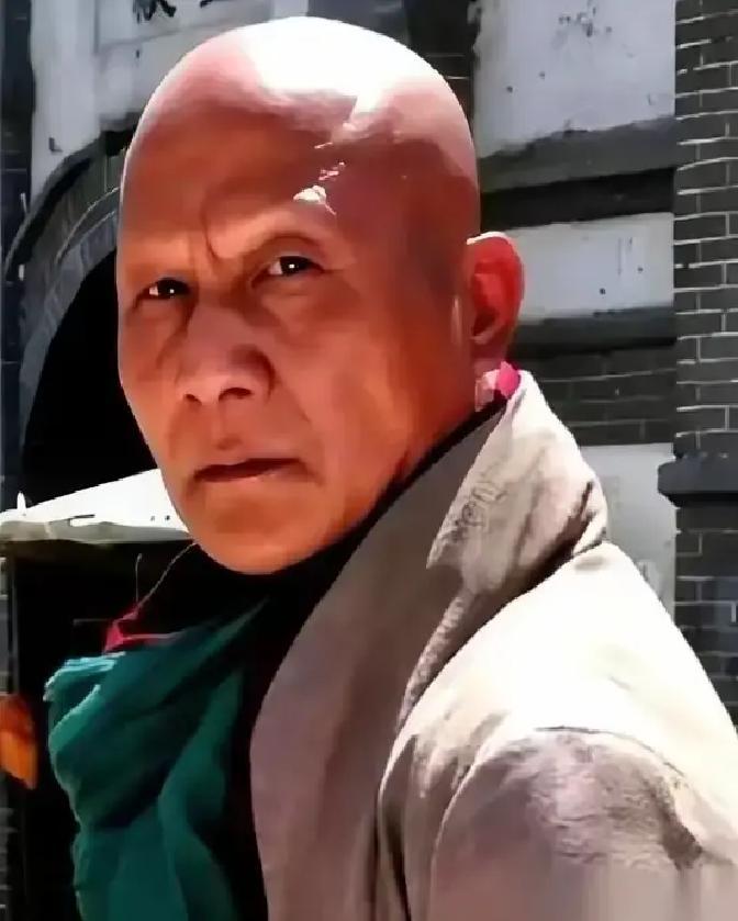 17岁那年，计春华给自己煎了锅中药，锅是铝的。第二天一早，他一照镜子，头发、眉毛，一根不剩。水还在哗