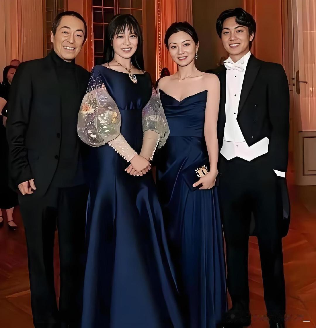 张艺谋和陈婷拍摄了一家四口的全家福，一双儿女都已长成大人，女儿的颜值更是赶超陈婷，穿搭尽显高级感，容