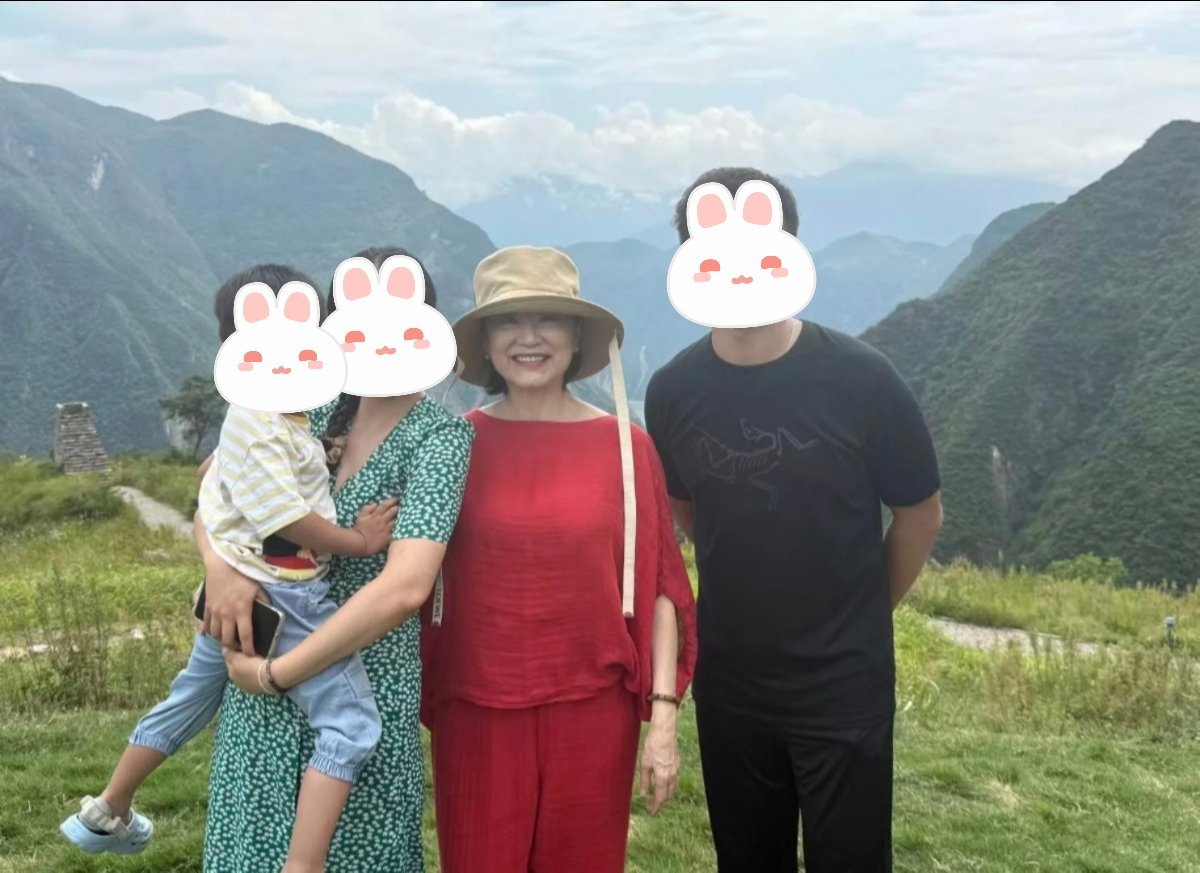 网友在巫山偶遇林青霞，而且林青霞一点架子没有，还搂着网友的腰​​​