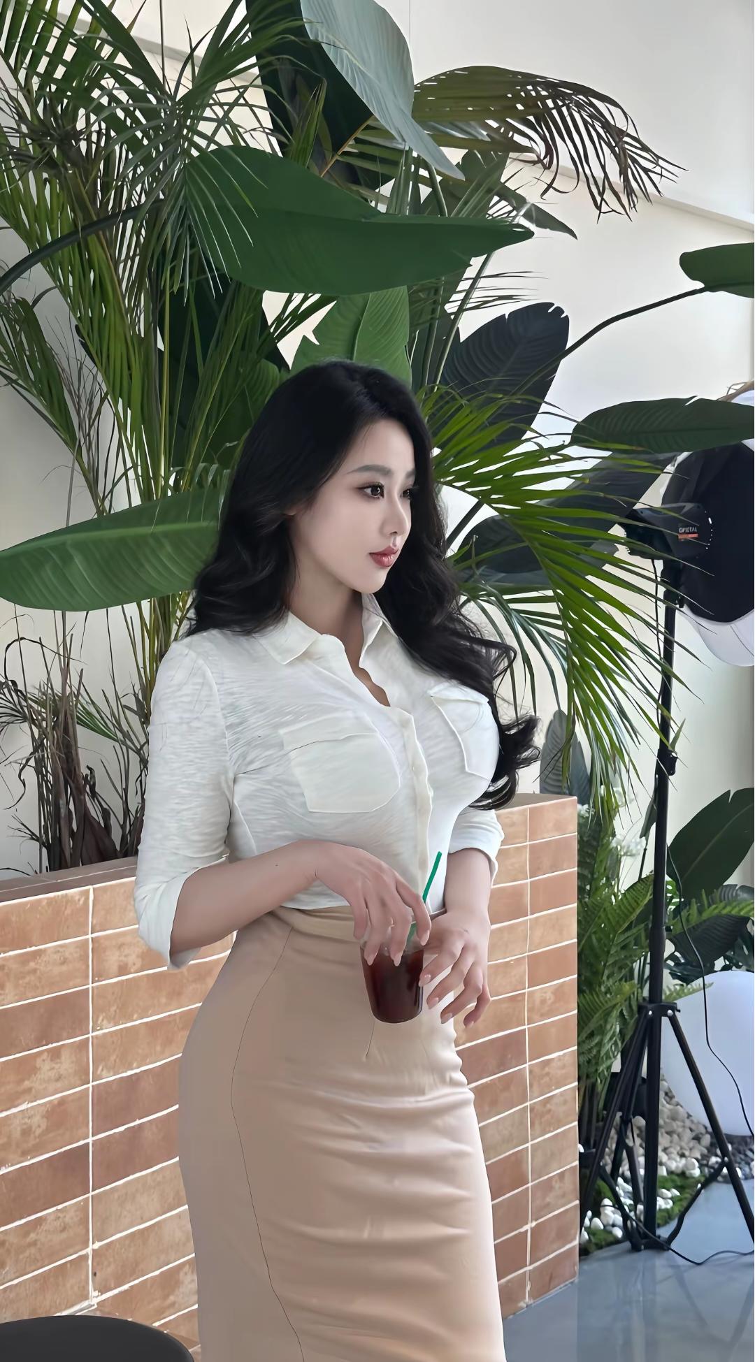 绿意盈盈间，佳人轻啜茶。