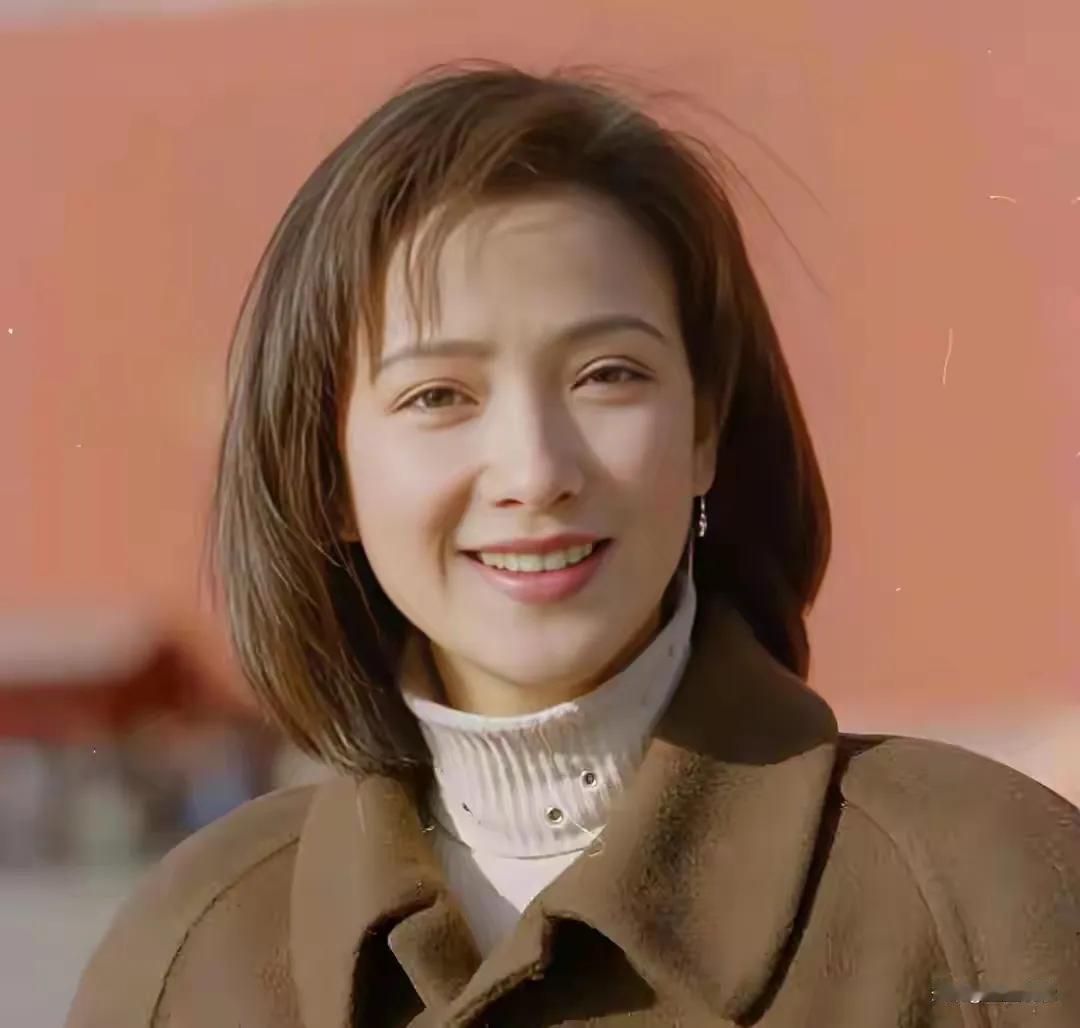 何晴的美，是岁月都难以磨灭的温柔印记。即便在2001年生完孩子后上节目，她穿着随