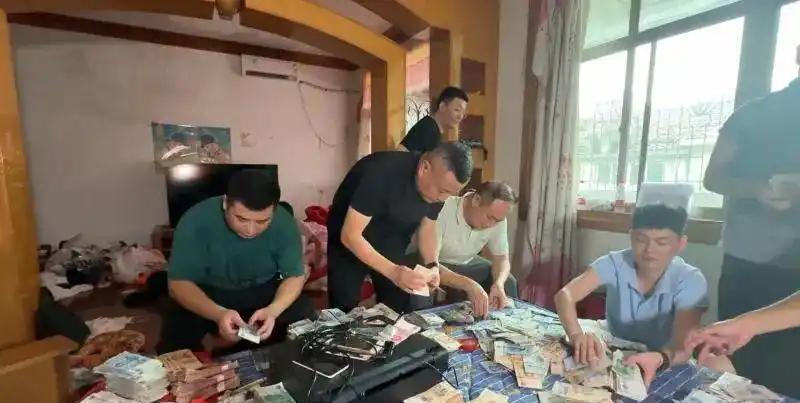 “太缺德了！”江西抚州，一夫妻俩在家中印制假币，从1元到50元面额统统都有，总数