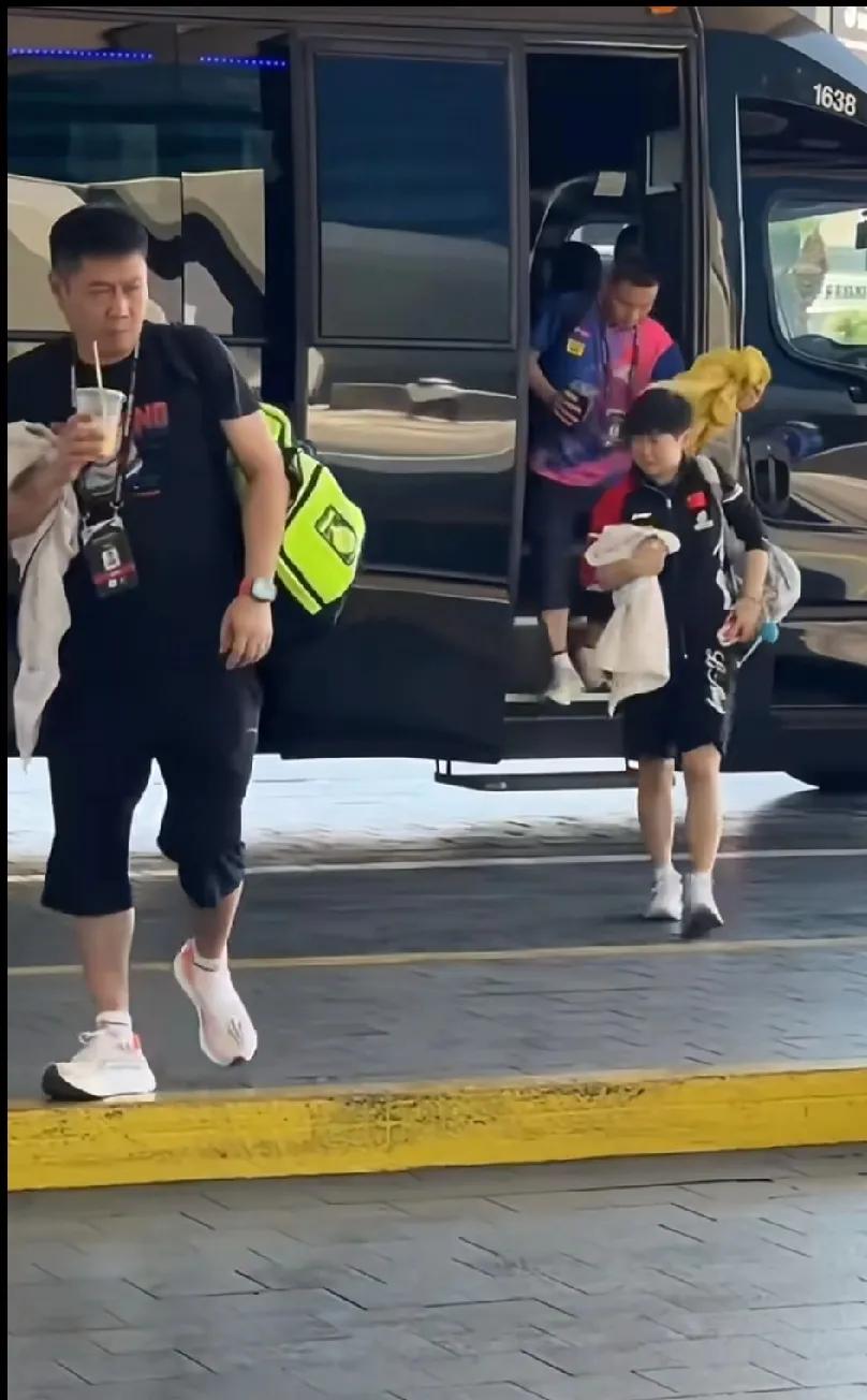 看莎莎这训练后的小模样，又心疼又想唠唠美国大满贯，39度高温，莎莎又是最晚