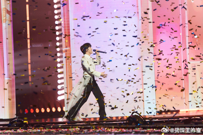 周深细节控刚被海报细节惊艳到，转眼又发现新彩蛋！GZ暗指广州，日记本里藏着狮