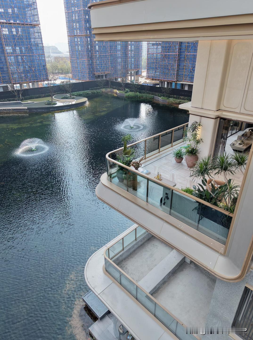 如果是跃层就好了，楼上也是你家，那被遮挡掉的采光也无所谓了，大花园的代价就是采光