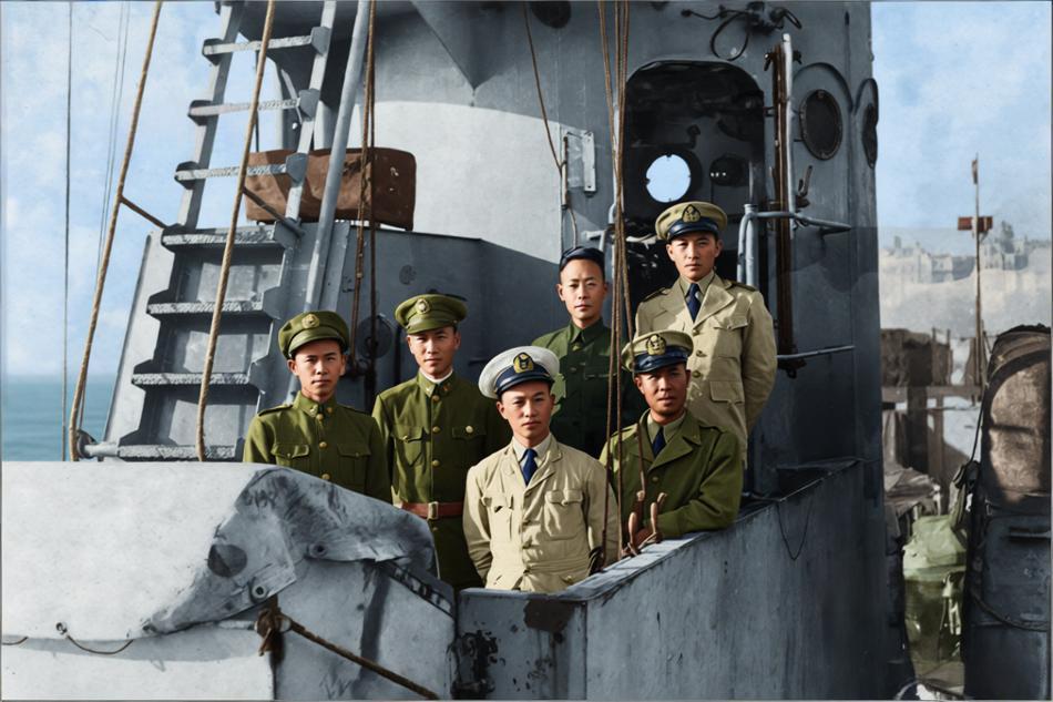 1946年10月23日，南京长江江面，中华民国国民政府海军舰队从南京出发，南下接