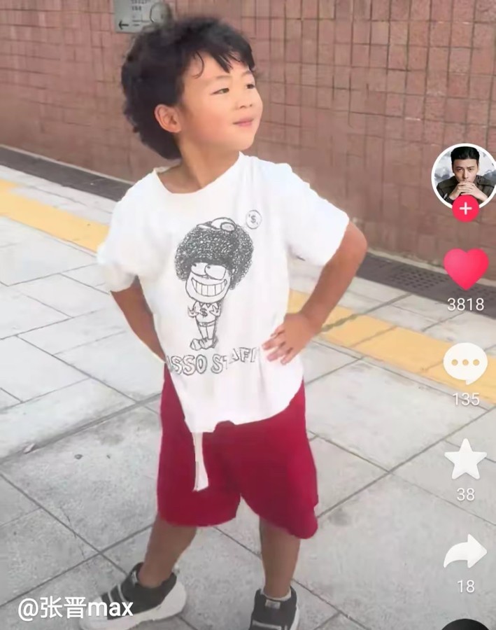 蔡少芬5岁小儿子近照曝光，小圆脸、一头卷毛，好可爱啊！鱼蛋就像他的名字一