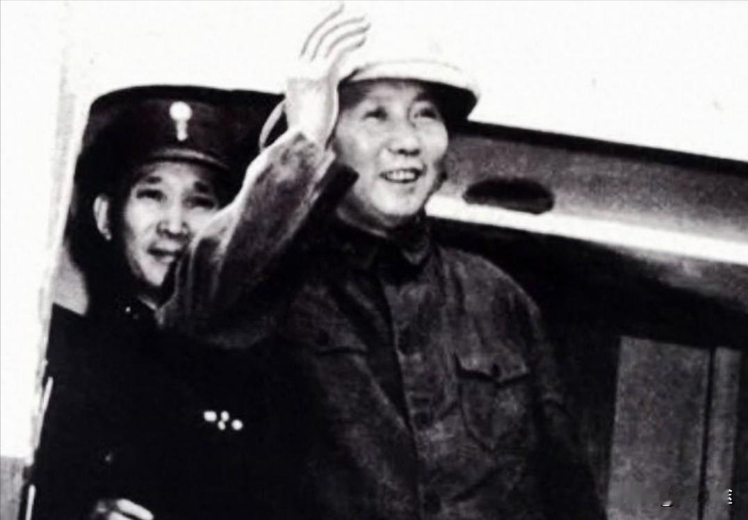 “重庆谈判”时，毛主席不戴帽子，周恩来非要让主席戴了一顶灰色的“奇怪”帽子，其背