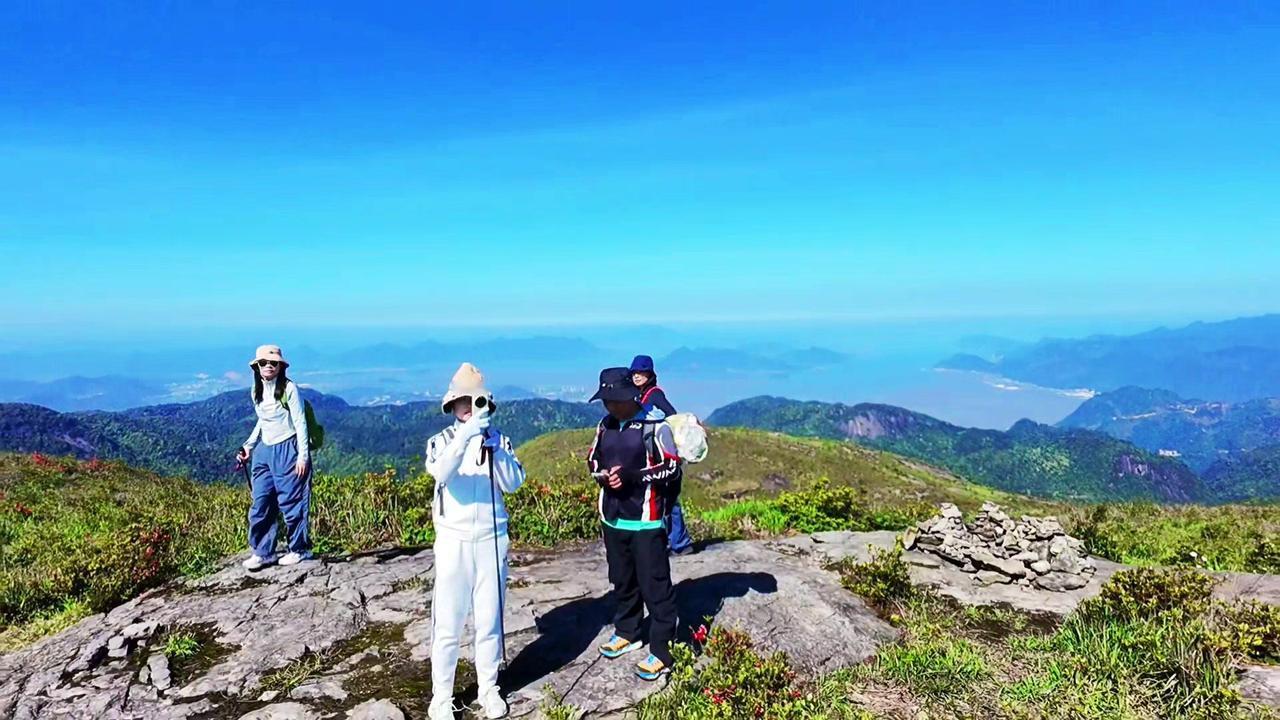 🌄武功山徒步真的太震撼了！从山脚到山顶，每一步都像在画里走。刚开始爬的时候腿软