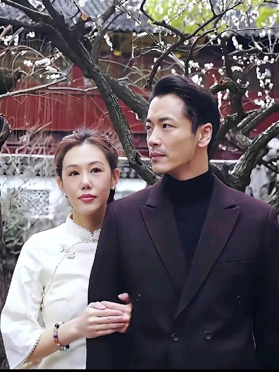 王姬的女儿高丽雯已婚三年了。高丽雯的丈夫是央视前国脸主播薛飞的儿子薛皓文。薛
