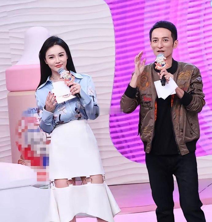 原来冉莹颖和李维嘉一起主持过节目，其实她是才女一枚​​​