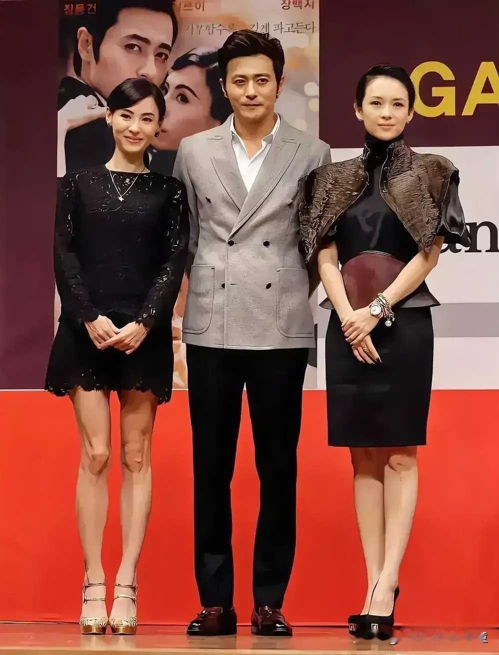 中间的帅哥是哪个明星吗？好帅呀男明星一见钟情的明星两对明星帅哥男演员