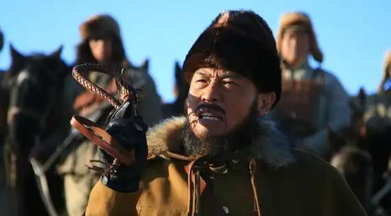 1949年12月，解放军在追击马家军残匪时，司号兵杨忠孝打死了一个匪徒，围观的战