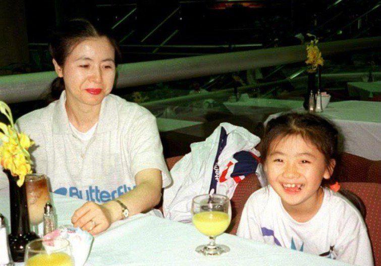 福原爱长得不像她妈妈，她可爱她妈妈知性。任岁月匆匆，这对母女俩气质没啥变化。