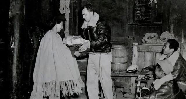 1943年左右，美国飞行员误入了彝族深山区，被彝人误以为是天菩萨下凡，美国飞行员