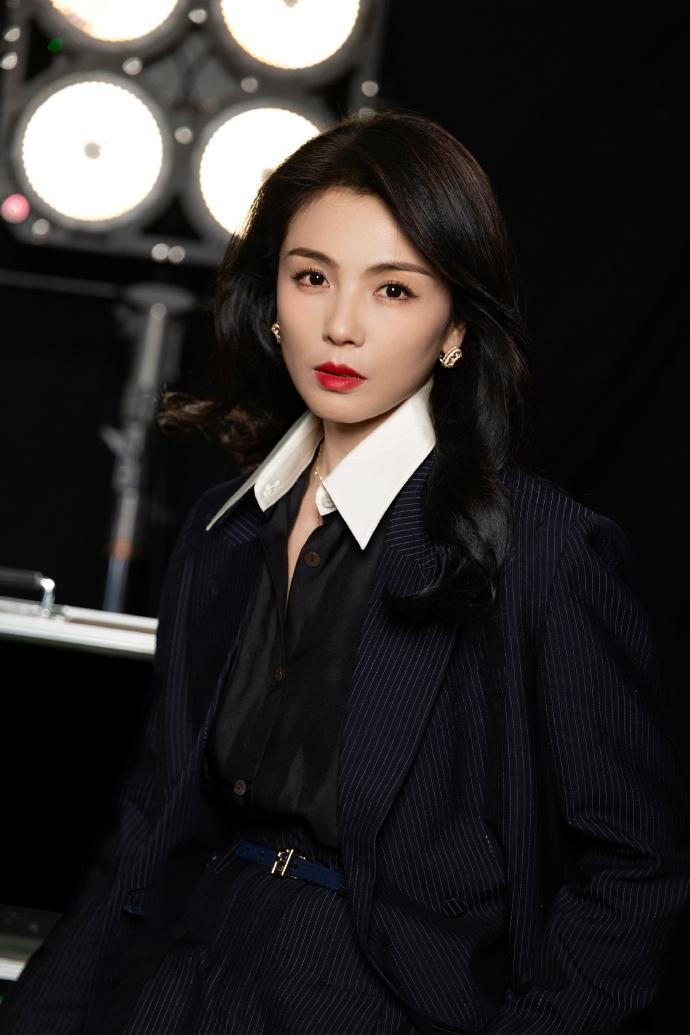 今日刘涛在录制综艺节目的时候穿了一件黑色的西装，像个靓丽的职场丽人。她里面穿