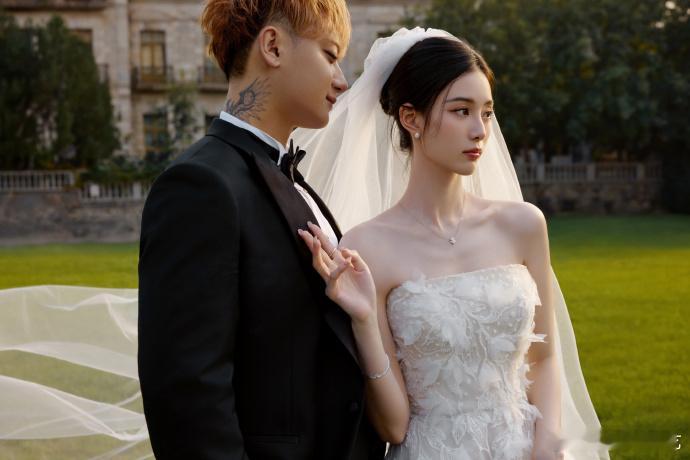 黄子韬徐艺洋结婚亲吻照黄子韬徐艺洋结婚亲吻照真的是好甜好浪漫呀，看到晒出来的婚