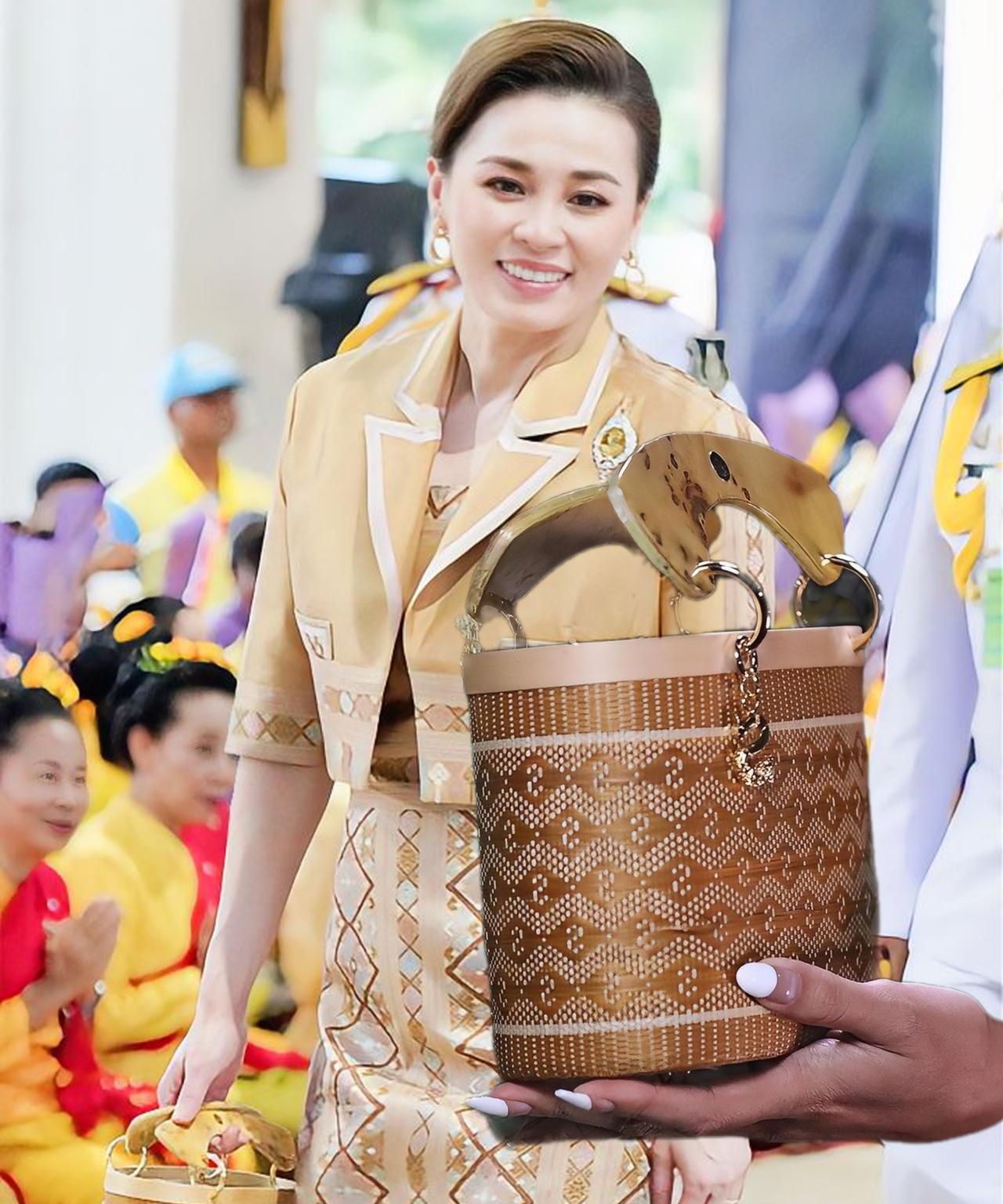 苏提达仙气飘飘，衣服和包都很有泰式特色苏提达王后的手拿包独具特色，由泰国能工巧