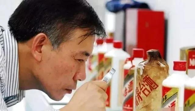 1974年，他斥巨资192元，买了一箱茅台，被众人骂傻瓜，可47年后，这箱茅台竟