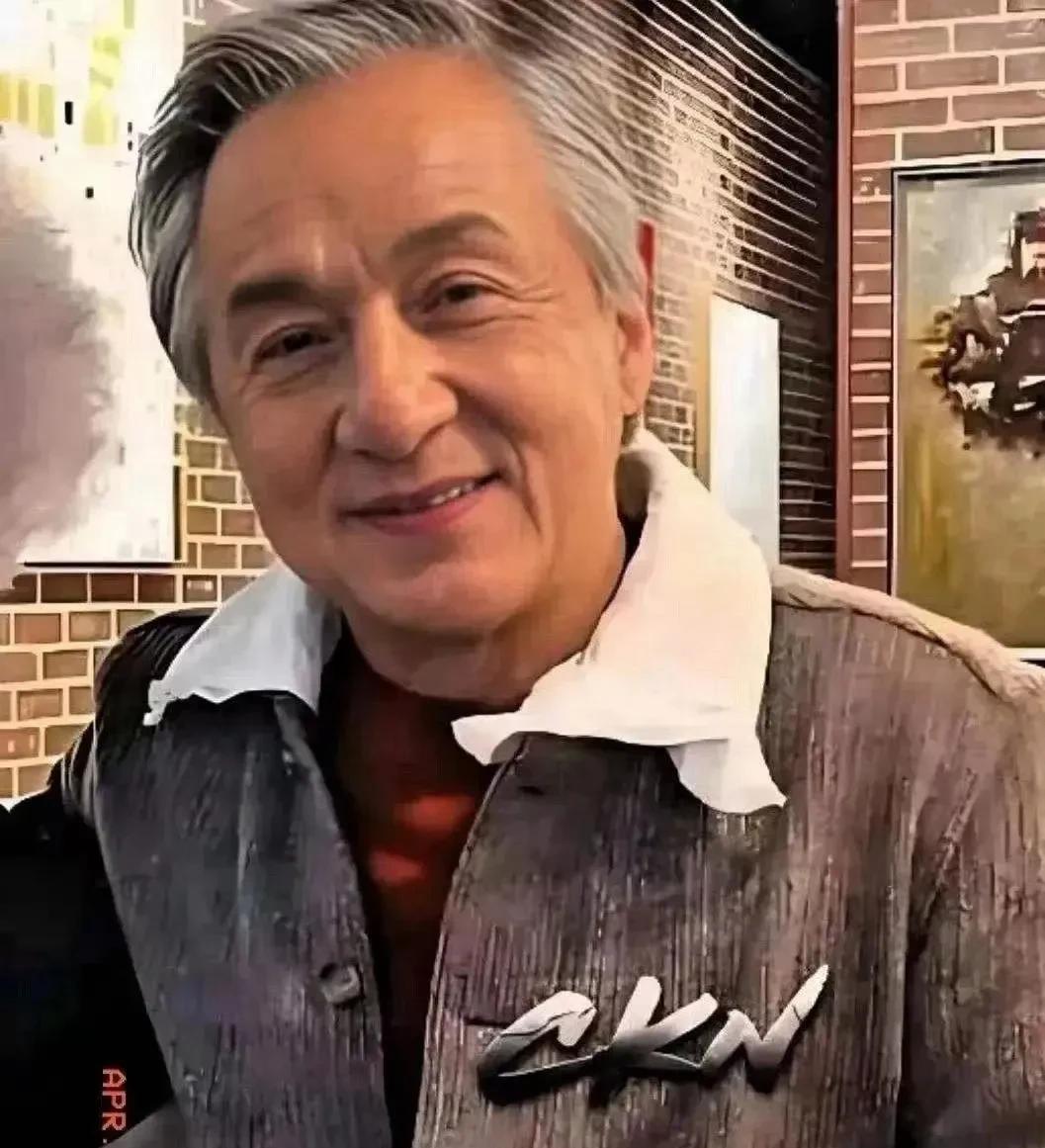 成龙大哥也老了？前几天咱们说过成龙疑似私生子的瓜，结果这两天又传出来说成龙因心