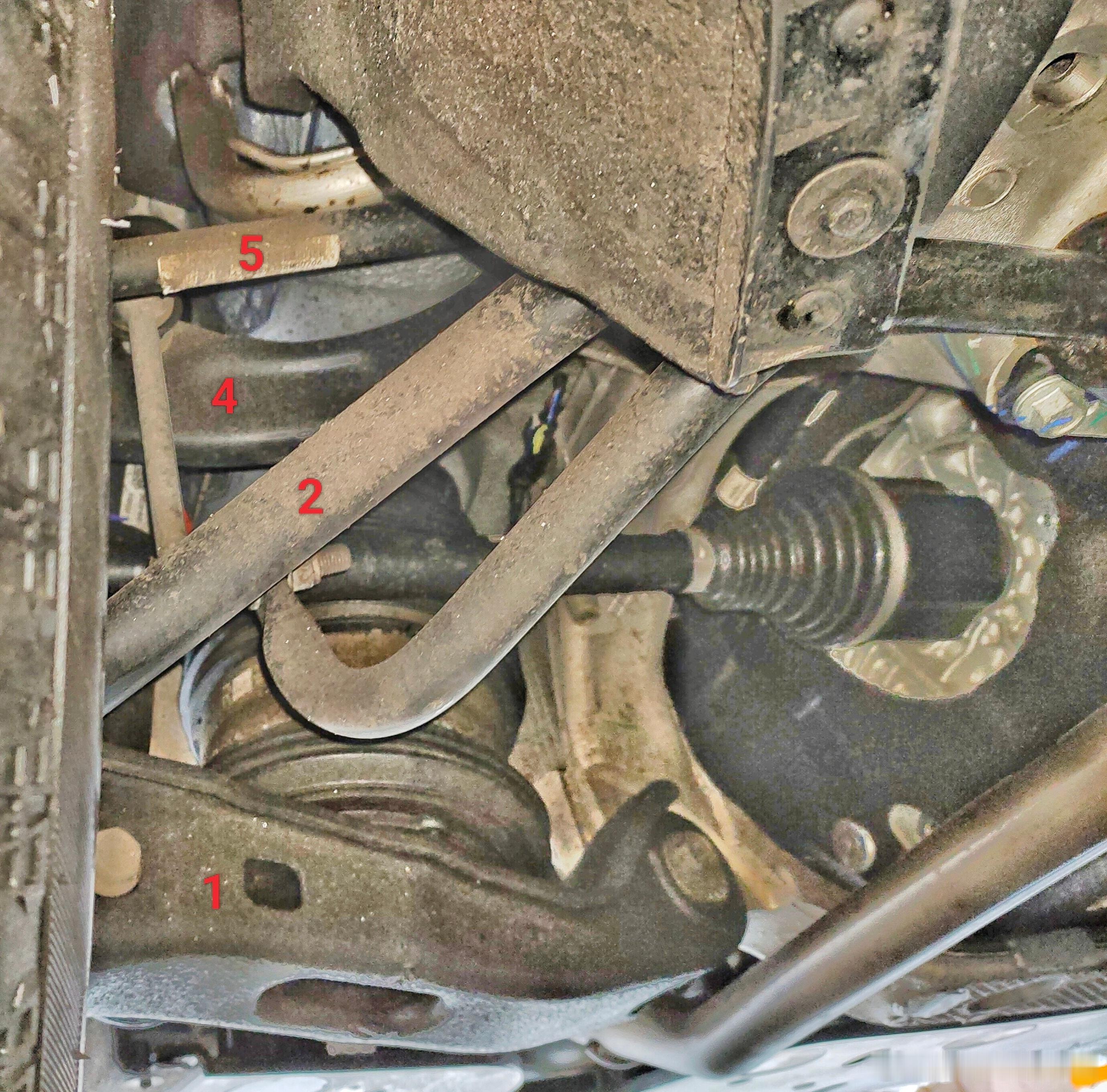 问界新M7。。。4类5连杆后腿。。。双叉臂前腿。。。