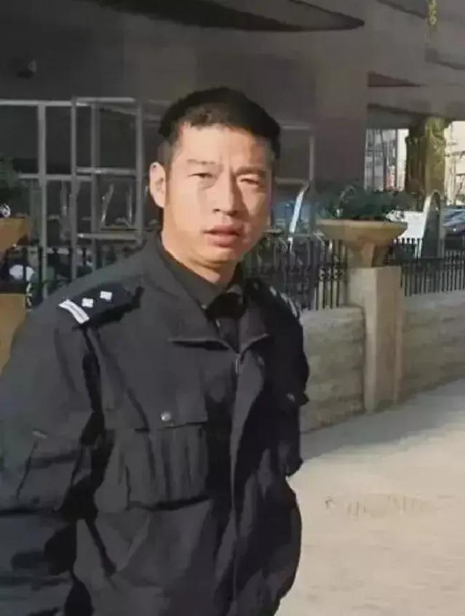1998年，昆明民警杜培武还是戒毒所的普通干警，妻子是警花，兄弟是副局长。直到