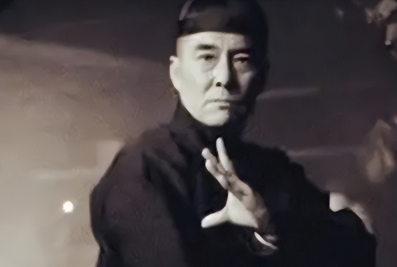 1922年，张作霖参加日本人的酒会，刚要落座，便被贴身保镖宫宝田一脚踢开。只听“