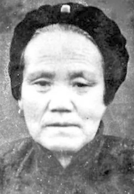 1944年，一个寡母的4个儿子都在战场上牺牲了。她把一团棉花塞进儿子嘴里，然后用