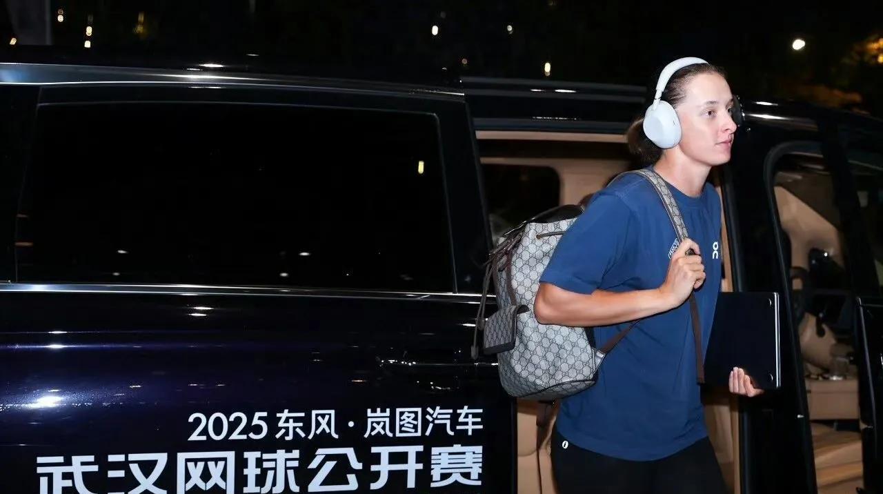 中网败落出局，斯瓦泰克连夜从北京来到武汉。首次参加武网，还是6满贯冠军、赛会的