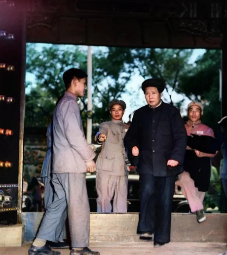 建国初，毛主席早晨上班的一幕，主席步伐坚定地迈进大门！有一张珍贵历史照片，定