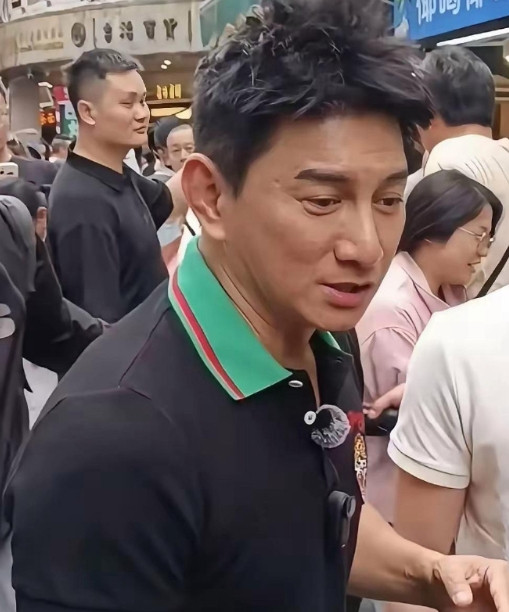 朋友私下见过吴奇隆她说大家都被骗了吴奇隆真人根本不长电视里那样，年轻的时候比