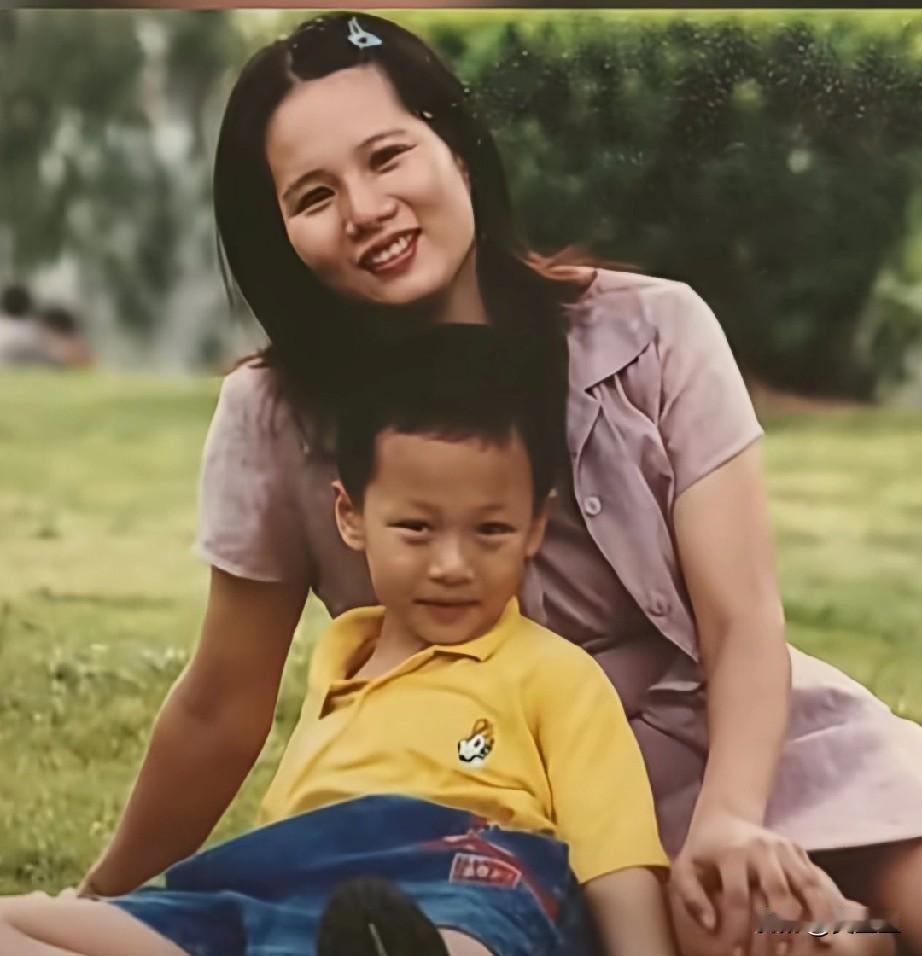 快看，这张老照片也太有回忆感了！二十多年前的草坪上，黄衣蓝裤的小男孩还只是个黏着