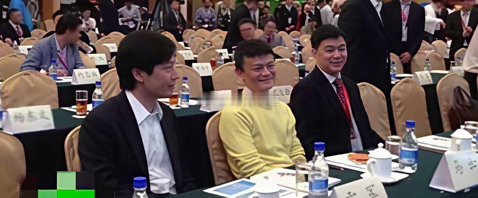 马云与雷军同框出席会议时的一幕马云黄色外套、白衬衫非常的扎眼​​​