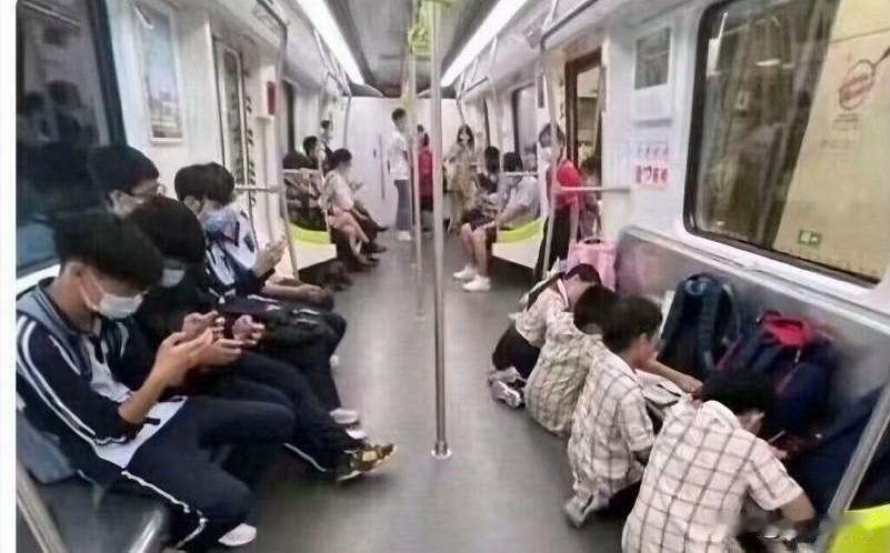 当今最毒害青少年的是什么?短视频，昨天在地铁上，我看见一初中生。他刷着短视频