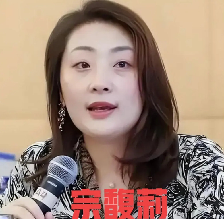 宗馥莉跟整个家族的人闹很大的矛盾的原因其实很简单。作为家族的长辈包括宗馥莉的亲三