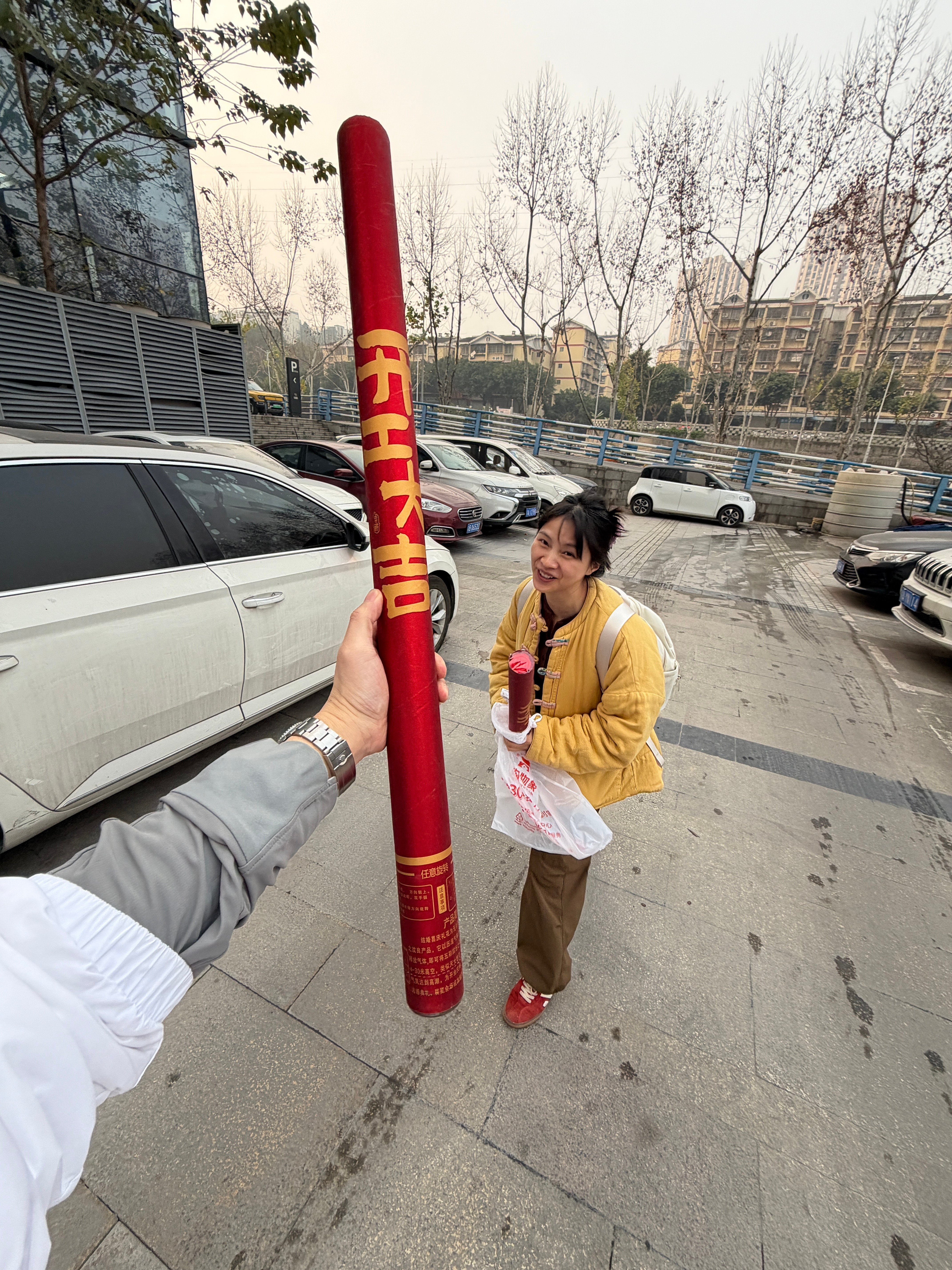 我笑死了…今晚去提G500、我让李老师买个礼炮、自己给自己放。她买的开工大吉的礼