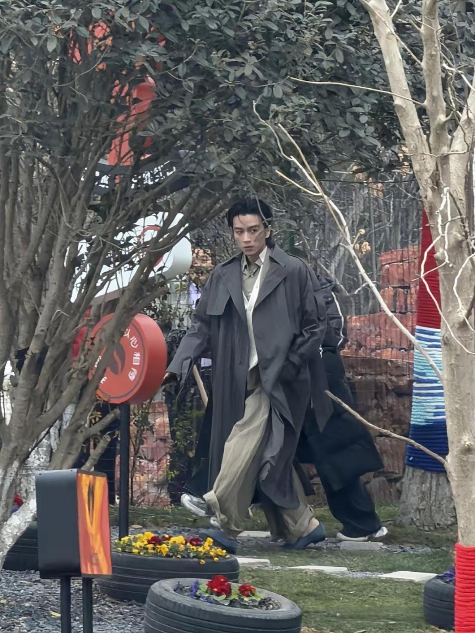 陈晓合肥拍戏被偶遇，暴瘦后长发发型超帅，有点像谢霆锋