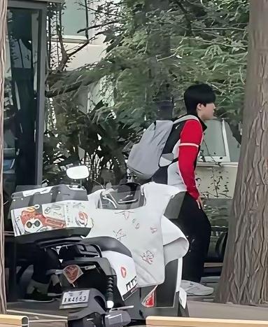 大头这两天不太一样，人在北京却不开大G，每天坐大巴上训下训，虽然跟牛牛一起